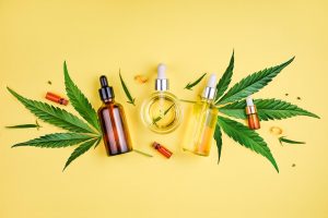 produits CBD disposés sur des feuilles de chanvre