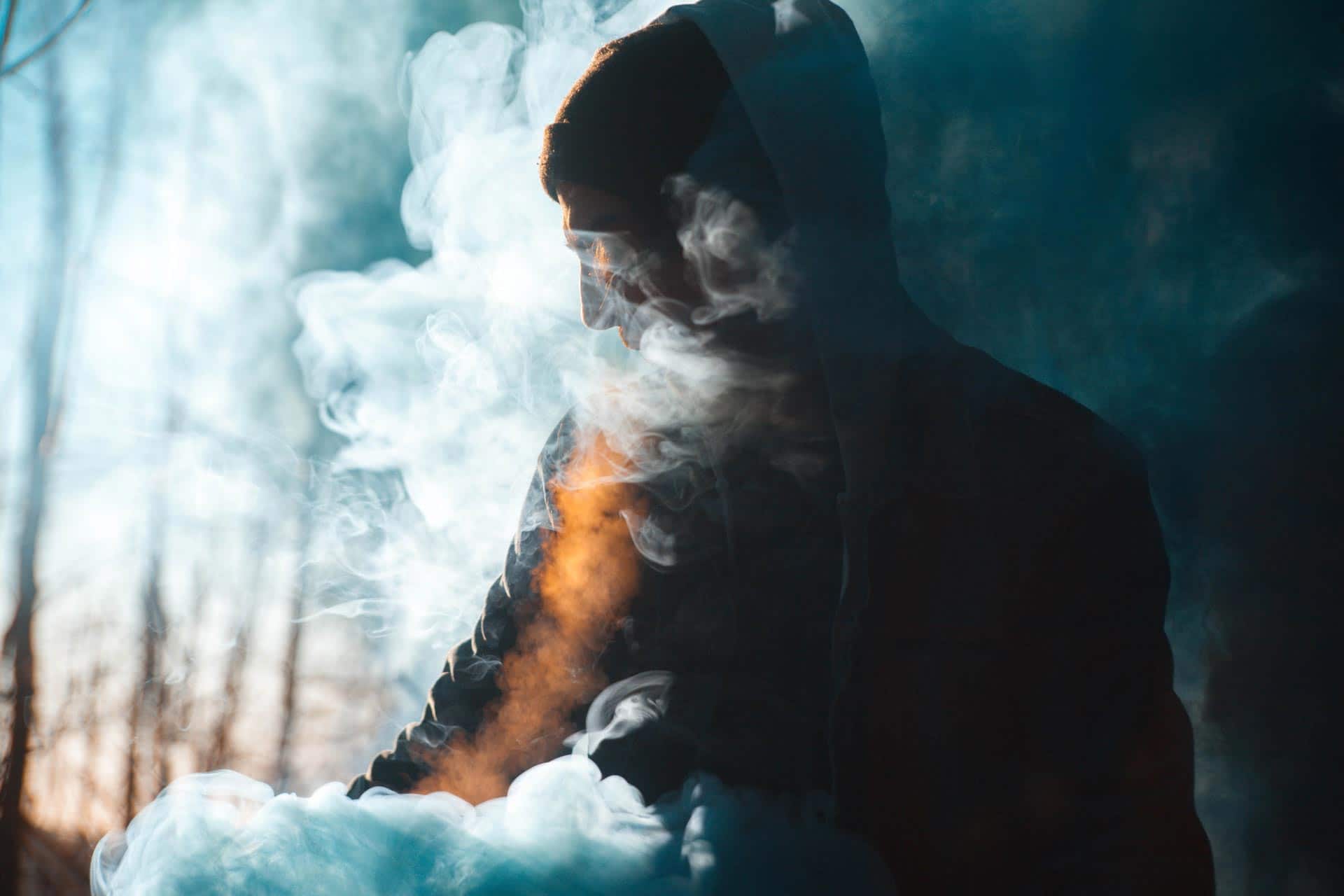 homme qui vape à contrejour