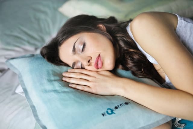 jeune femme en train de dormir