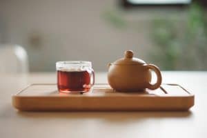 Tasse de thé au chanvre avec une théière