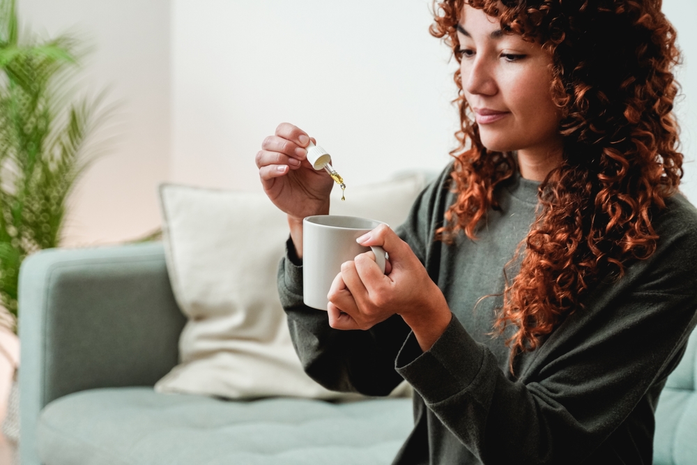 femme qui utilise de l'huile de cbd