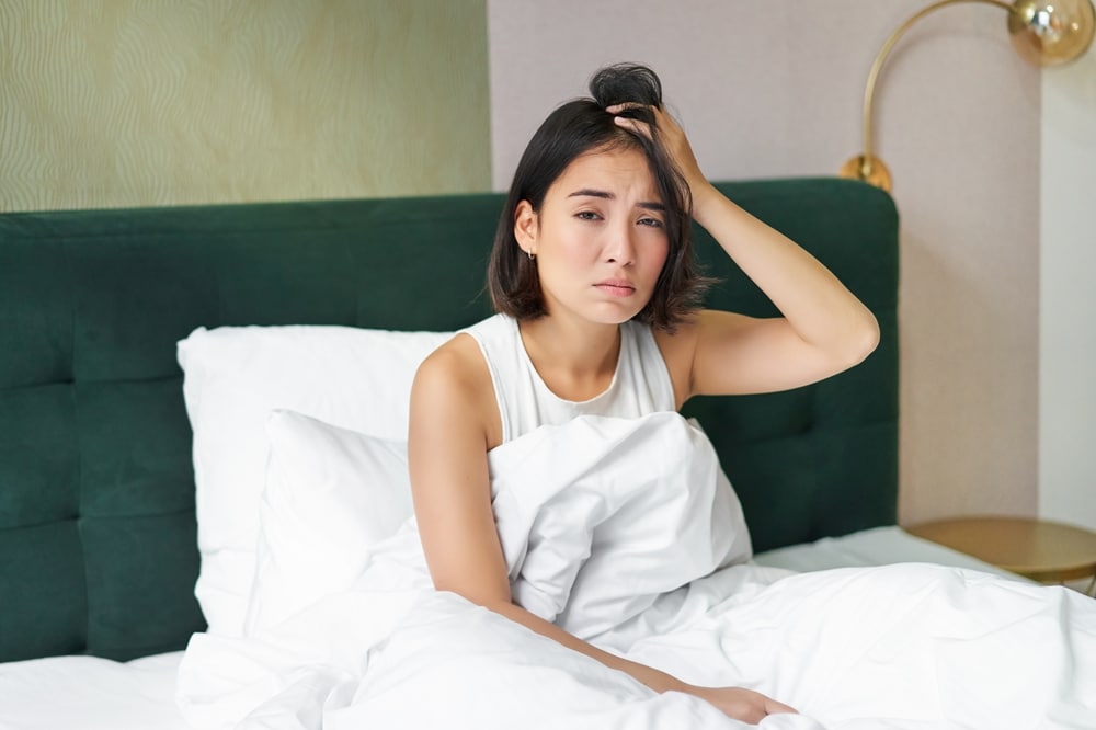 Jeune femme qui ne trouve pas le sommeil dans son lit