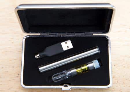 Vaping pen with oil in a velvet lined case that looks like a manicure case. Pen looks like a usb flash drive. Inconspicuous and easy to use.